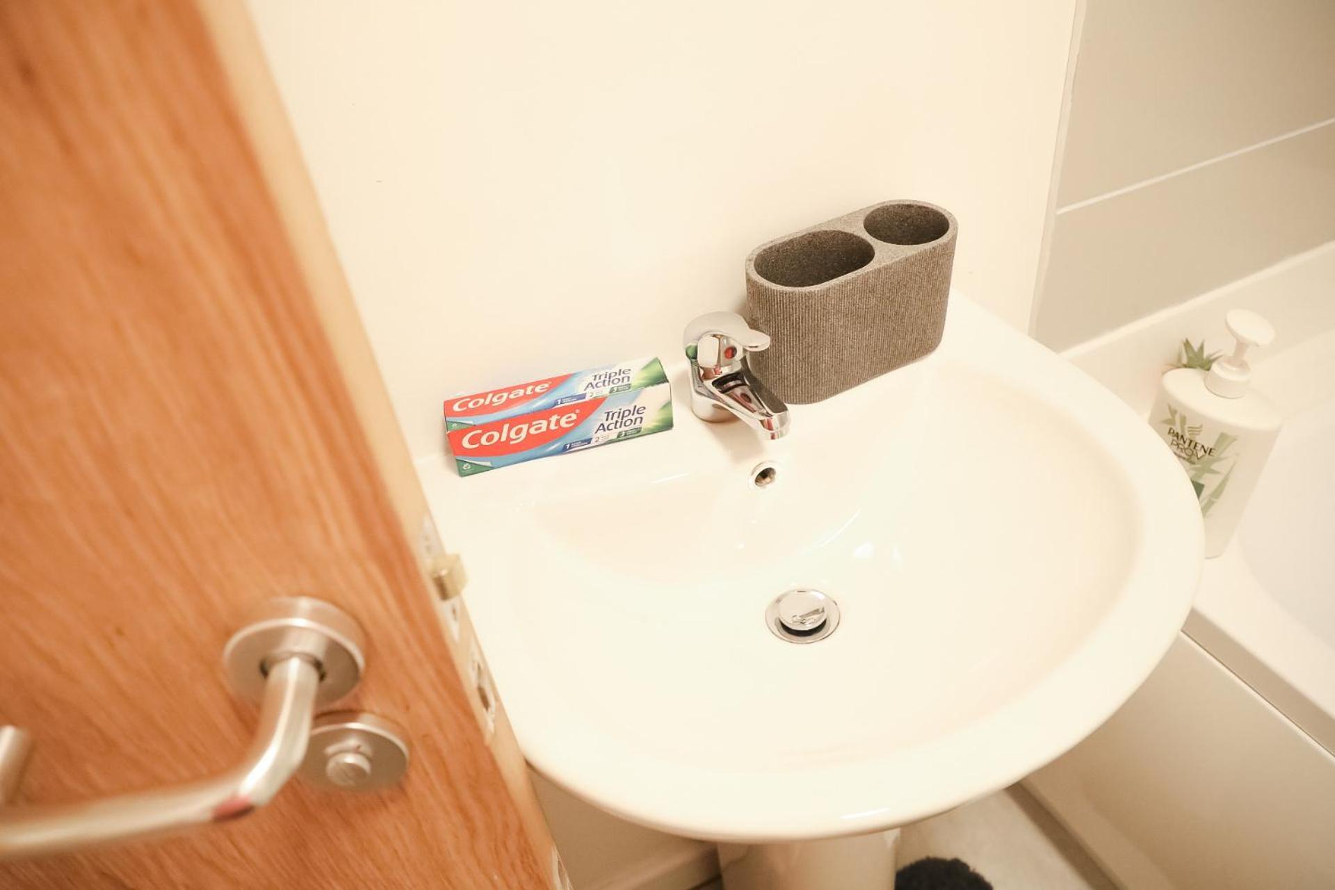 1 Bedroom Apartment Bradford City Centre Foster Square מראה חיצוני תמונה